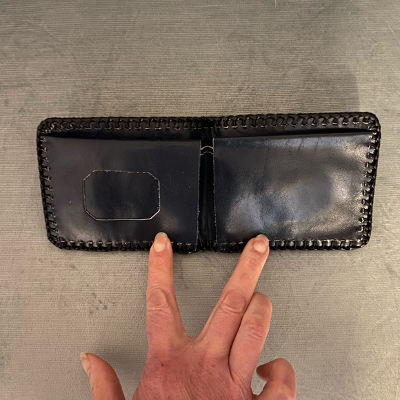 Vintage handcrafted men’s wallet no callouts 4” x 4.5” closed,whipstitched edges - Picture 2 of 11